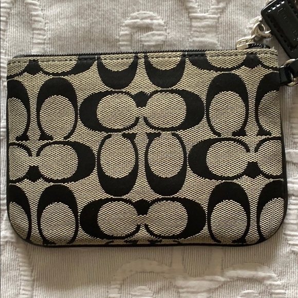 🎉 HOST PICK 🎉 Black coach wristlet - Picture 3 of 4